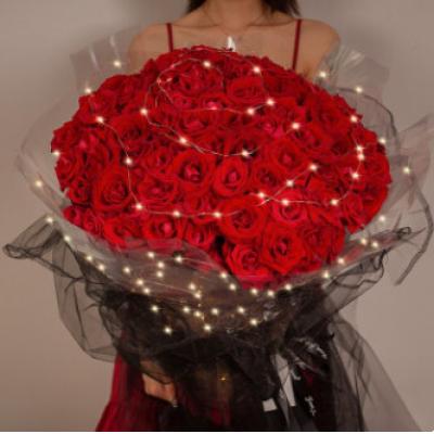 爱的心光-99朵红玫瑰，黑色英文缎带搭配