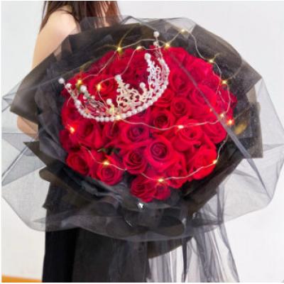 皇冠恋人-33朵精品玫瑰搭配皇冠，黑色英文缎带搭配