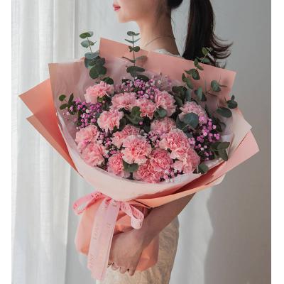 粉色康乃馨16枝、浅粉满天星3枝、尤加利10枝