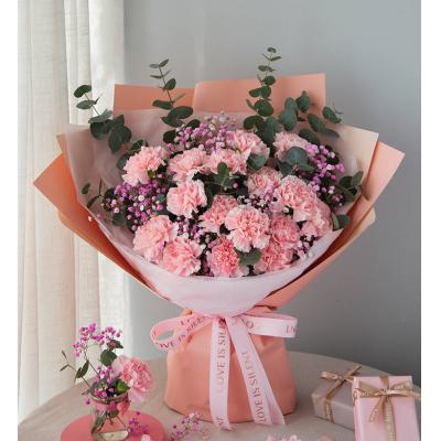 粉色康乃馨16枝、浅粉满天星3枝、尤加利10枝