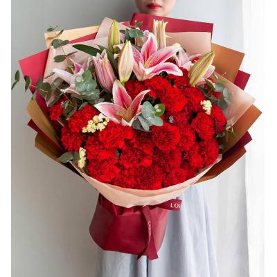 红色康乃馨29枝、粉色百合3枝、黄色勿忘我3枝