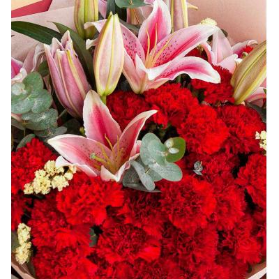 红色康乃馨29枝、粉色百合3枝、黄色勿忘我3枝
