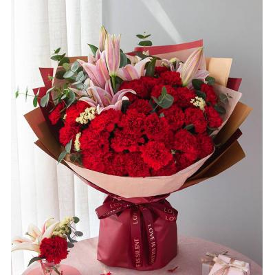 红色康乃馨29枝、粉色百合3枝、黄色勿忘我3枝