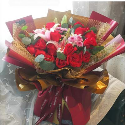 感恩-19支红玫瑰+2支多头粉百合，搭配小菊、尤加利叶