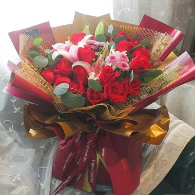 感恩-19支红玫瑰+2支多头粉百合，搭配小菊、尤加利叶