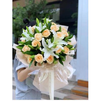 19朵香槟玫瑰加4支多头百合