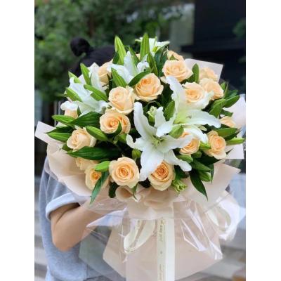 19朵香槟玫瑰加4支多头百合