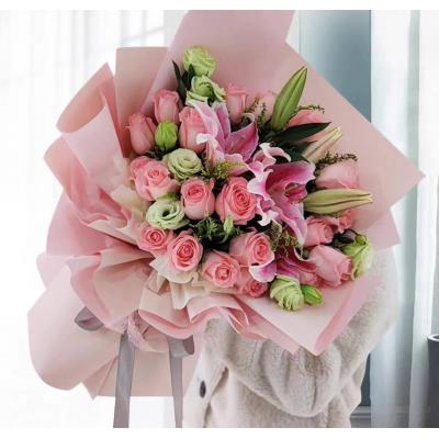 相依相伴-19朵粉玫瑰.两支百合