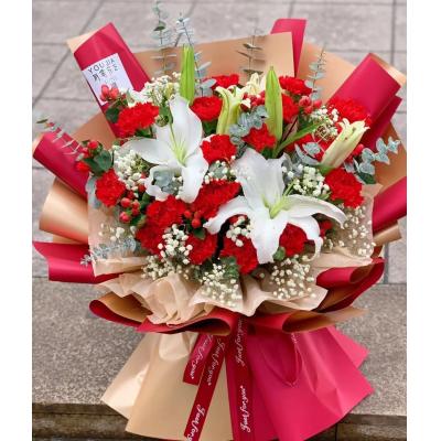 金色梦恋-11支红玫瑰加8支康乃馨加2支多头百合加满天星加尤加利