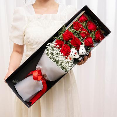 恋爱圆舞曲-11枝卡罗拉红玫瑰、搭配白色满天星、黄莺点缀，两只小熊（款式随机），随机赠送彩灯一串