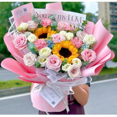 混搭花束-2支向日葵、5朵粉玫瑰、6支康乃馨、洋桔梗尤加利