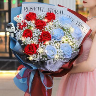 日月相伴-5枝碎冰蓝玫瑰、6枝卡罗拉红玫瑰，1/2扎白色满天星，1条精美灯串、1对小熊