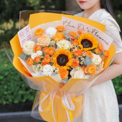 每日好心情-2枝向日葵，1枝香槟玫瑰搭配4枝橙色多头玫瑰，1枝白桔梗，1枝香槟桔梗，洋甘菊，尤加利叶