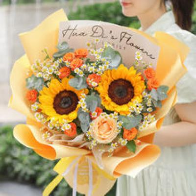 夏日娇阳-2枝向日葵、1枝香槟玫瑰、2枝橙色多头玫瑰、4枝洋甘菊、尤加利叶