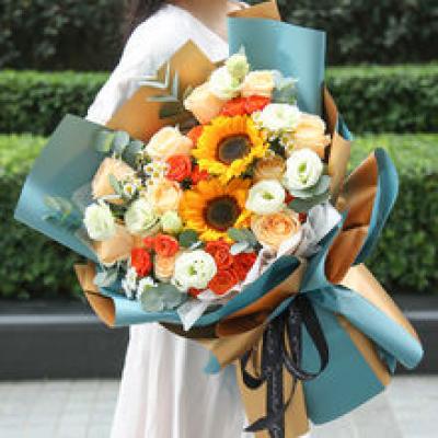 事事如意-2枝向日葵、11枝香槟玫瑰搭配4枝橙色多头玫瑰、3枝绿桔梗、白小菊、2枝洋甘菊、尤加利叶