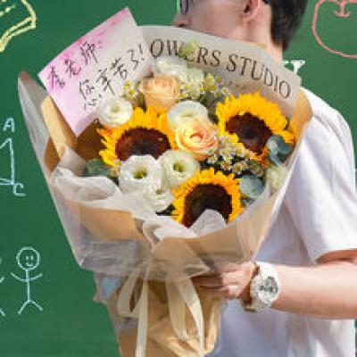 真挚祝福-2枝香槟玫瑰、3枝向日葵搭配3枝白桔梗、2枝洋甘菊、尤加利叶