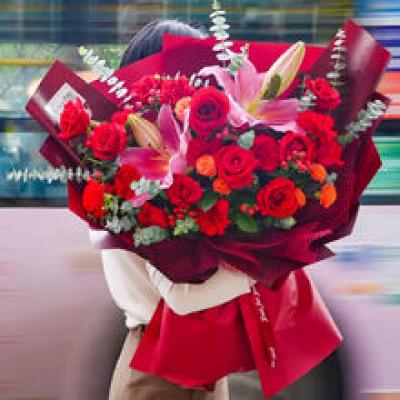 好运连连-2枝多头粉百合、8枝红色康乃馨、11枝卡罗拉红玫瑰、3枝红豆、2枝橙色多头玫瑰、尤加利叶