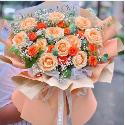 一路有你-11支精品香槟玫瑰，搭配6支橙色多头小玫瑰，满天星，尤加利叶装饰