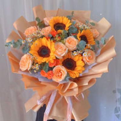 秋日暖阳-4枝向日葵、10枝香槟玫瑰、2枝橙色多头玫瑰、4枝洋甘菊、尤加利叶
