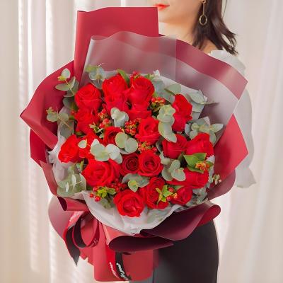  爱的诺言 -19朵红玫瑰，红豆尤加利搭配