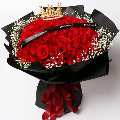 想念你的笑-99朵精品红玫瑰，白色满天星丰满围边，搭配皇冠、黑色缎带装饰